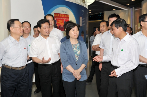 全国人大常委会副委员长沈跃跃到PA视讯·(中国区)真人官方网站制药调研