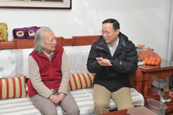 PA视讯领导慰问在石退休老领导