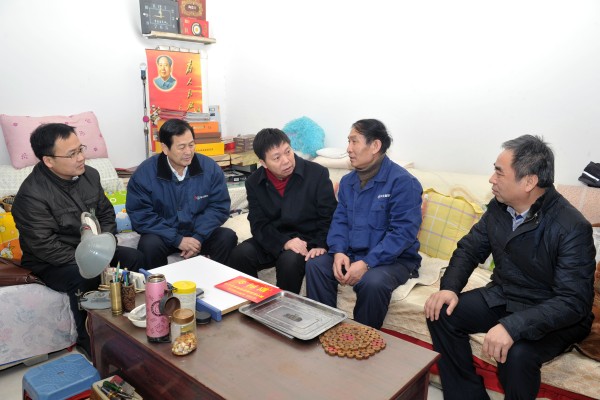 冀中能源集团领导刘万义慰问PA视讯集团困难党员和困难职工